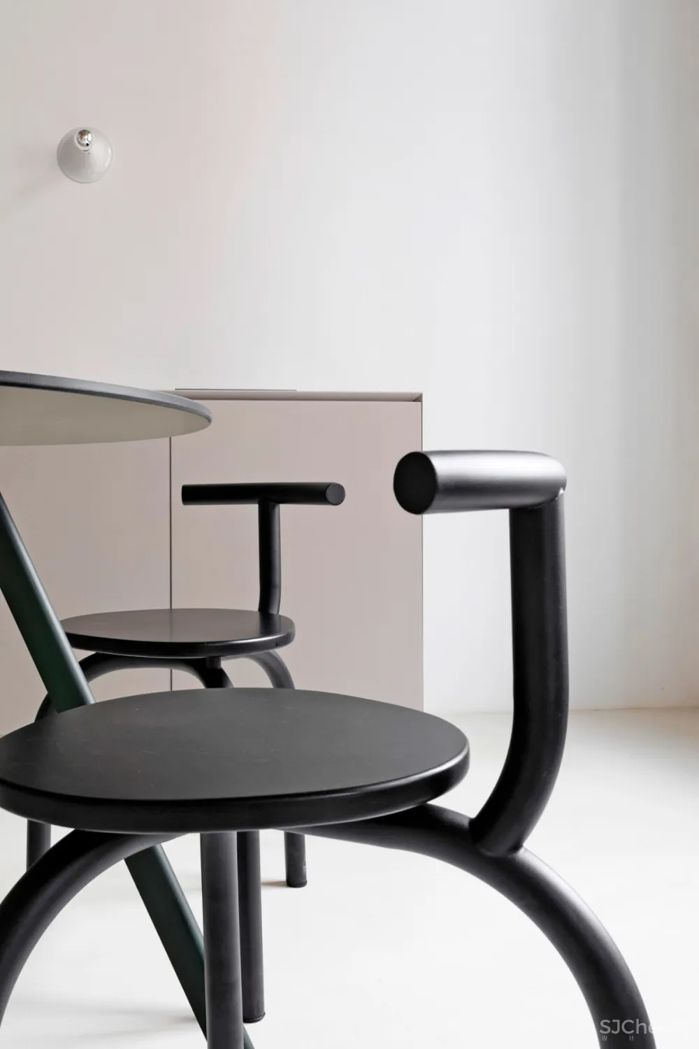 层高 4 米的极简公寓, 做个夹层空间大一倍