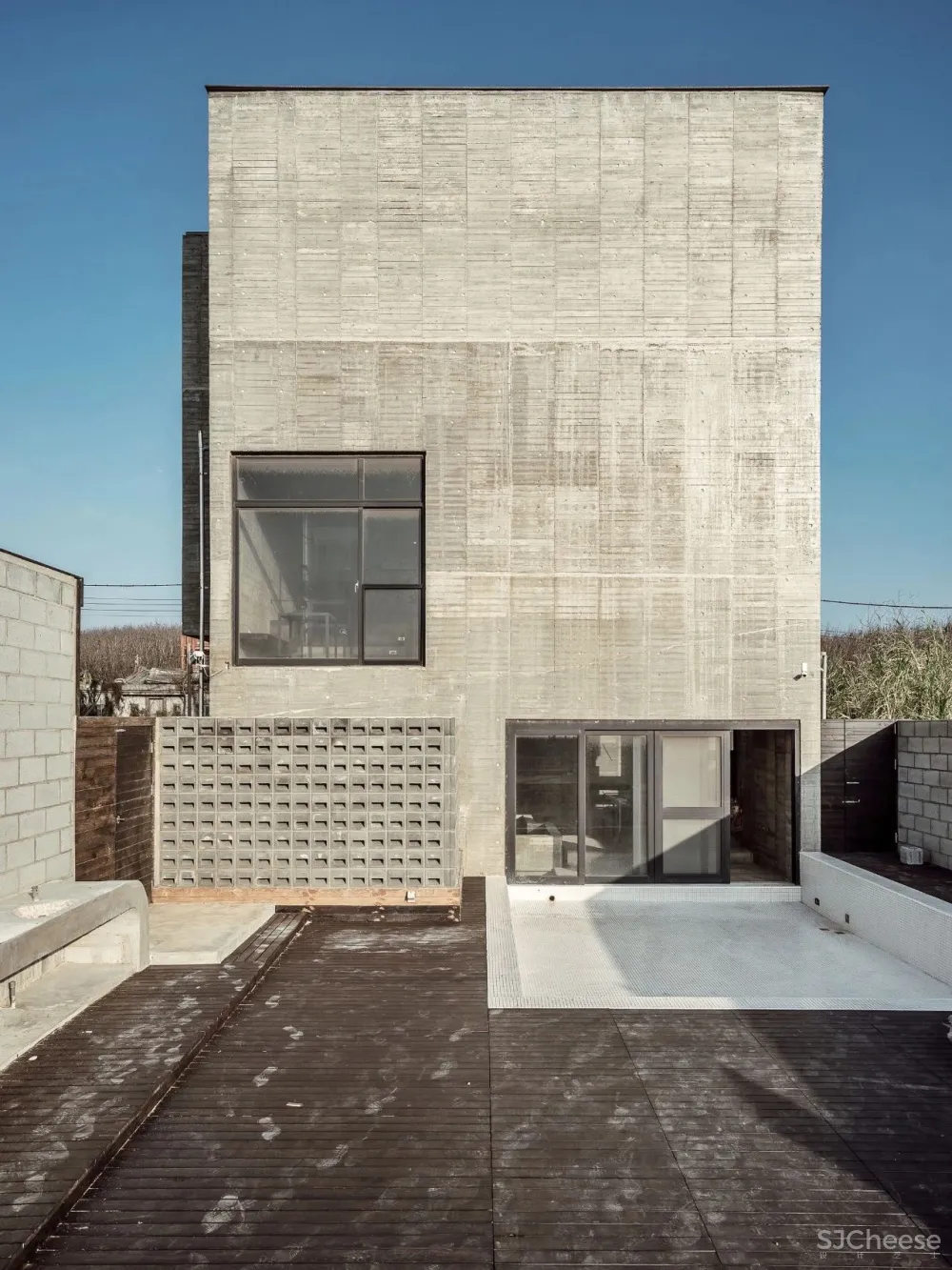 乡下大妈请日本人造房,修了6年,一扇窗都没有