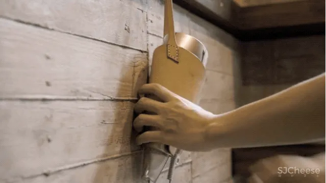 乡下大妈请日本人造房,修了6年,一扇窗都没有