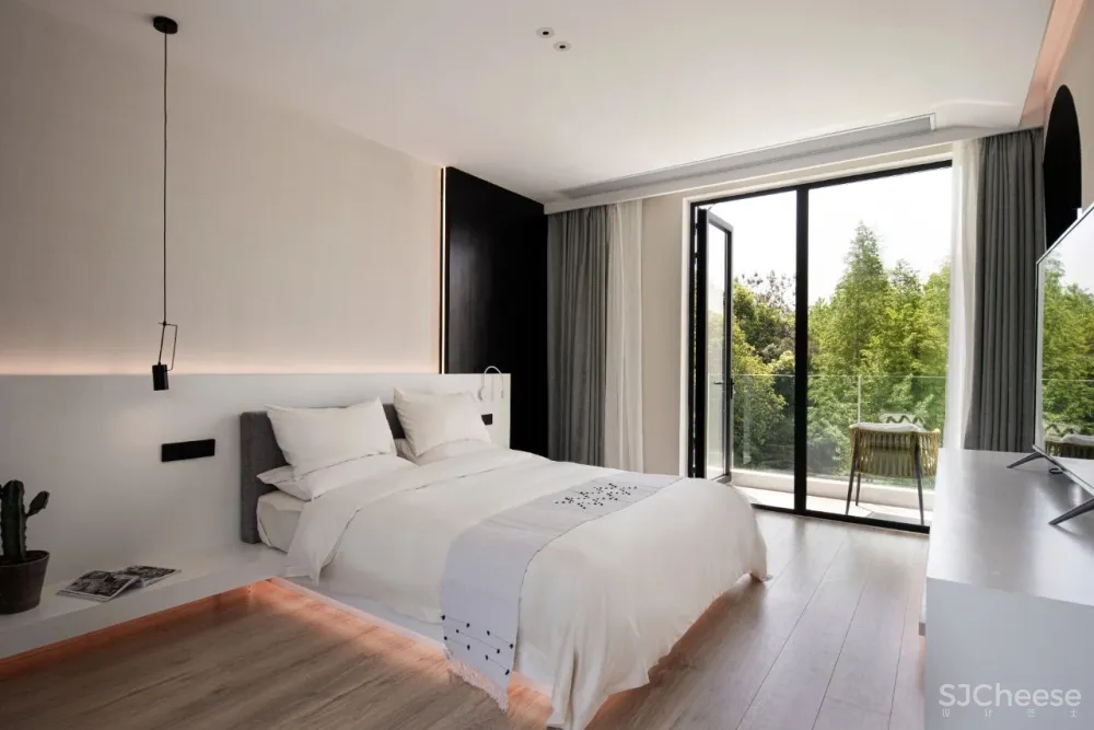 杉树林里的极美民宿