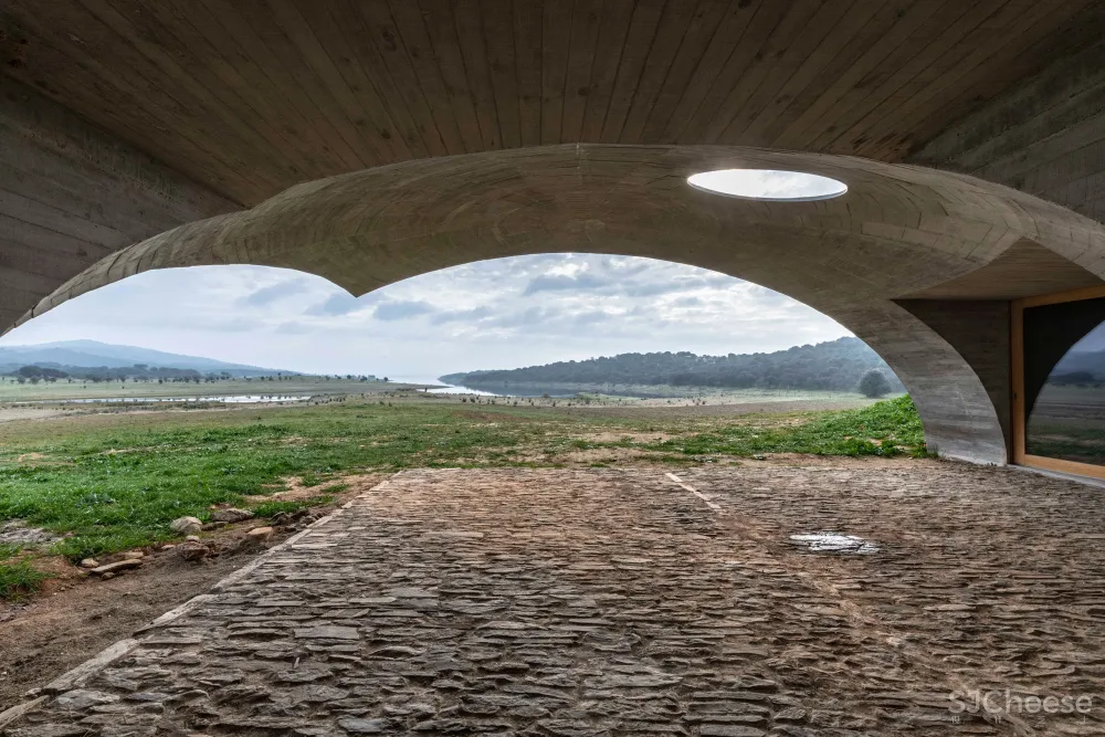 首发｜Aires Mateus 在葡萄牙乡村的泥土里藏了一所混凝土的房子