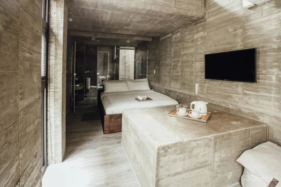 乡下大妈请日本人造房,修了6年,一扇窗都没有