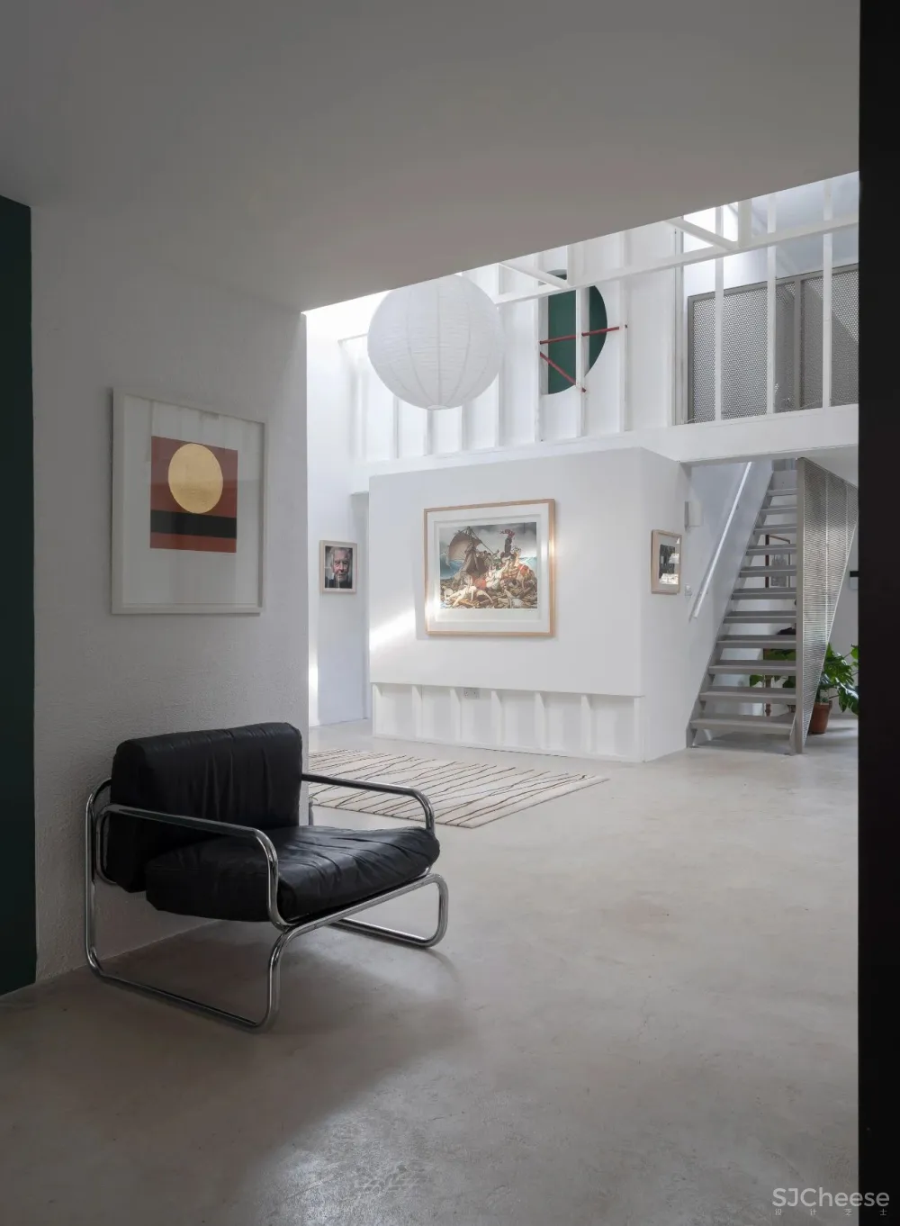 仓库改造成工业风的家,巧开天窗让空间更通透