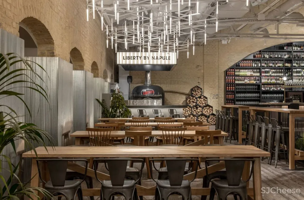 一个18世纪的军火库改造成基辅一个繁华的食品市场