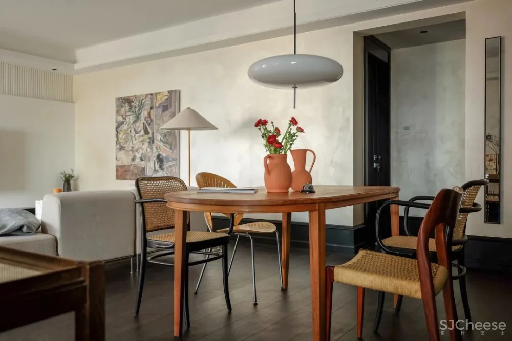 深圳小夫妻花半年时间等待家具漂洋过海，入住这个现代与古典之家