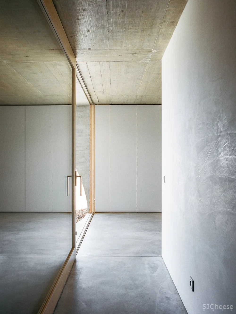 首发｜Aires Mateus 在葡萄牙乡村的泥土里藏了一所混凝土的房子