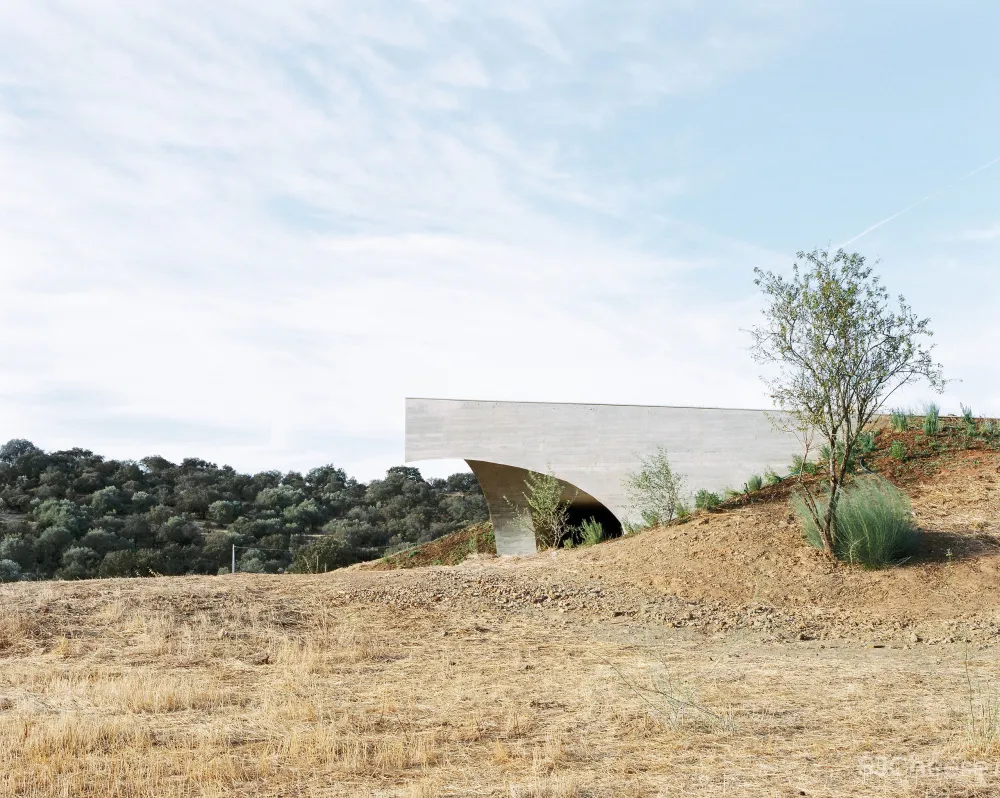 首发｜Aires Mateus 在葡萄牙乡村的泥土里藏了一所混凝土的房子