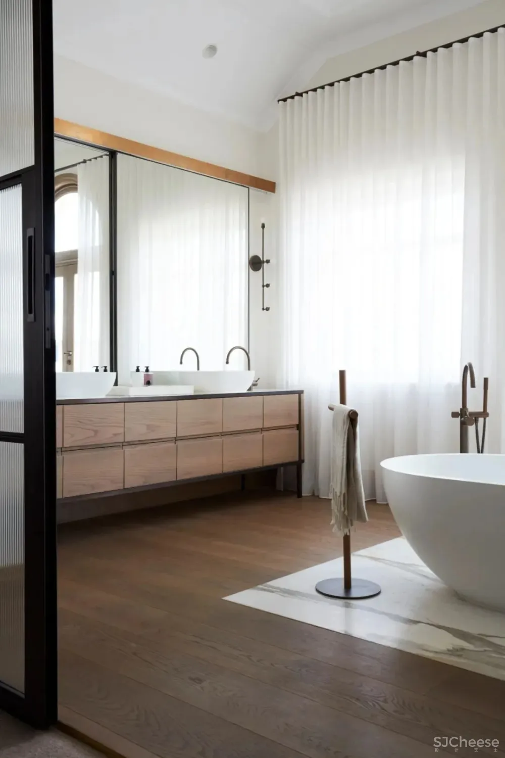 优雅“中性色”山顶别墅,低调却有品位!