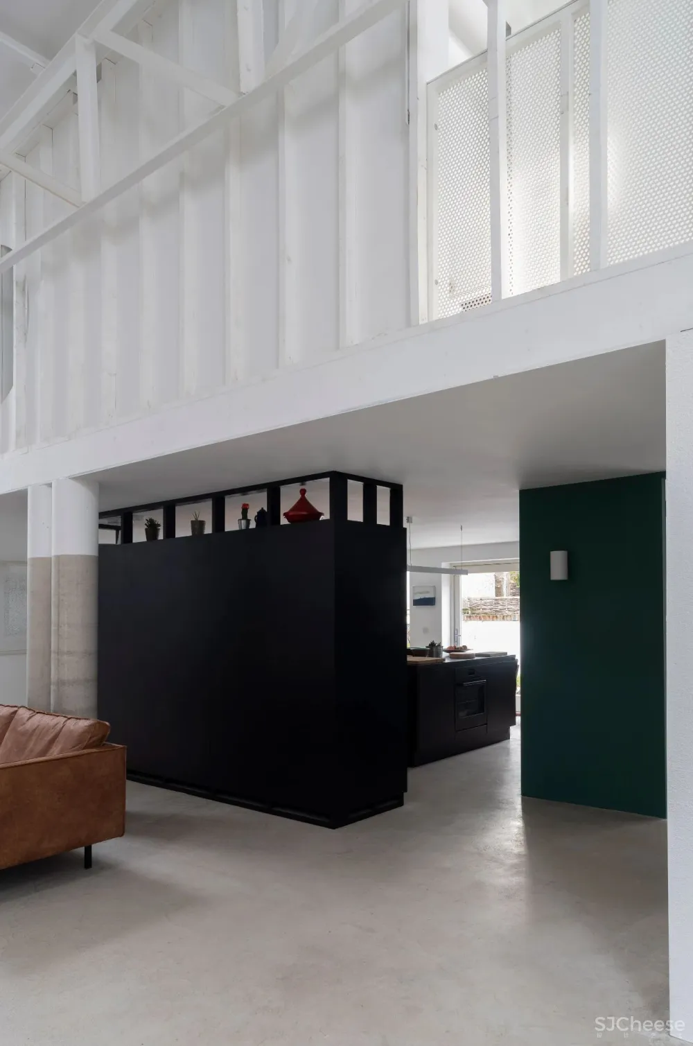 仓库改造成工业风的家,巧开天窗让空间更通透