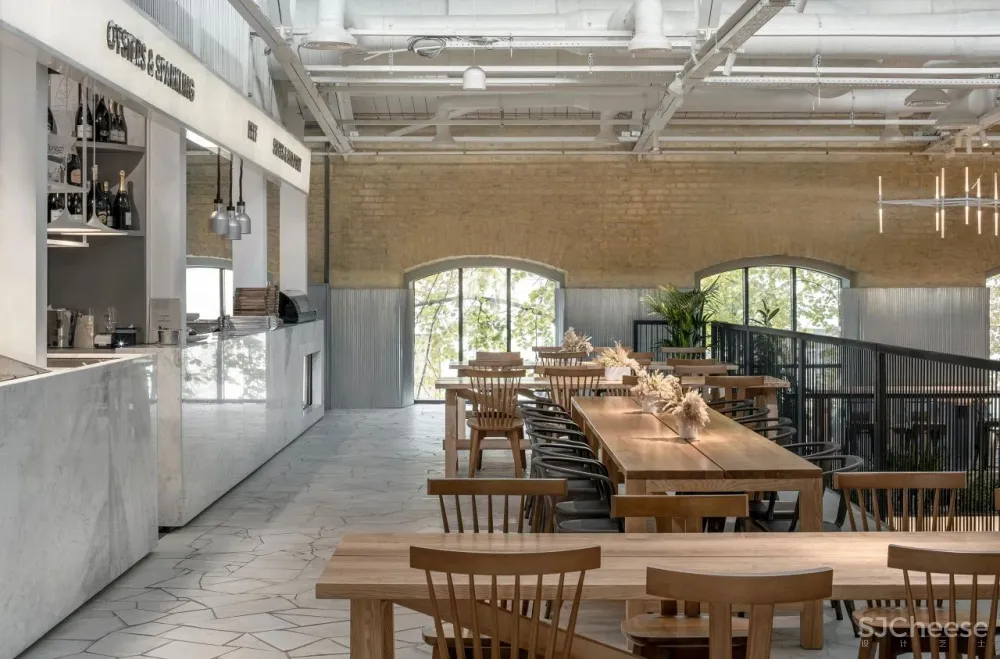 一个18世纪的军火库改造成基辅一个繁华的食品市场