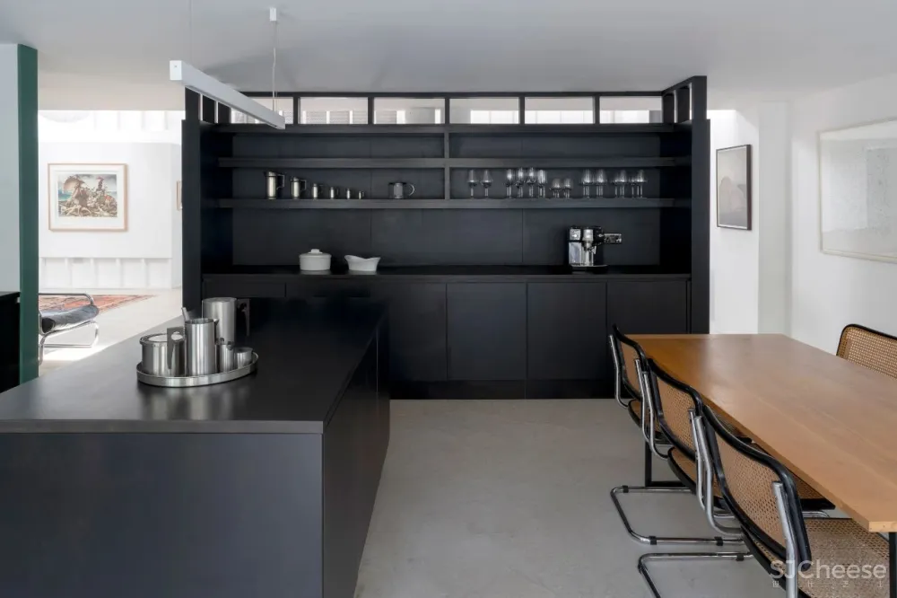 仓库改造成工业风的家,巧开天窗让空间更通透