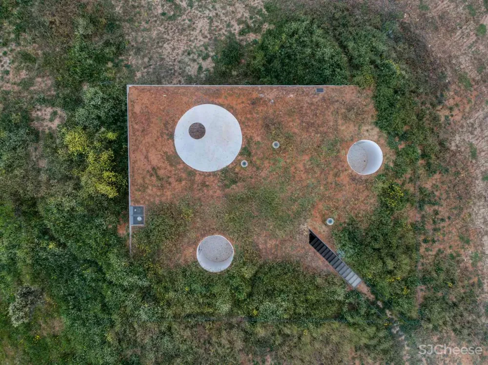 首发｜Aires Mateus 在葡萄牙乡村的泥土里藏了一所混凝土的房子