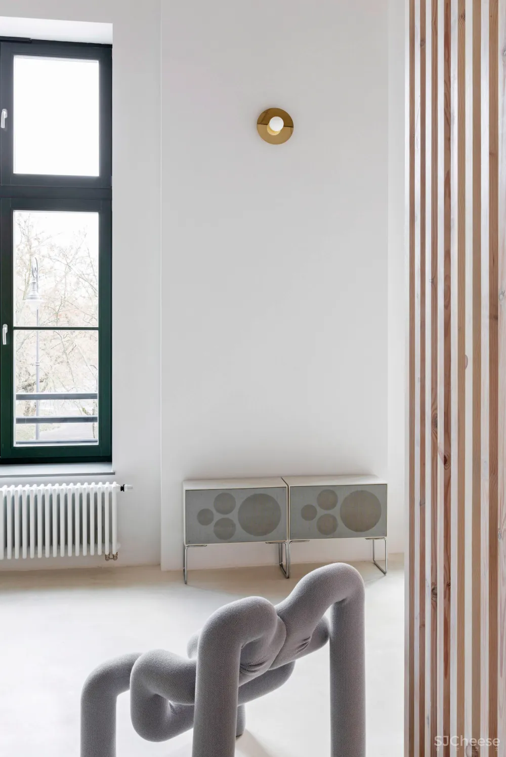 层高 4 米的极简公寓, 做个夹层空间大一倍