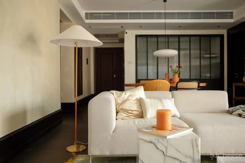 深圳小夫妻花半年时间等待家具漂洋过海，入住这个现代与古典之家