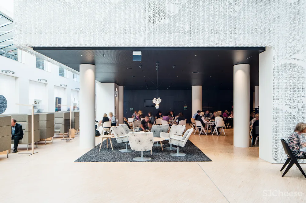 看看芬兰这栋总部大楼,没想到中庭还能这样设计!