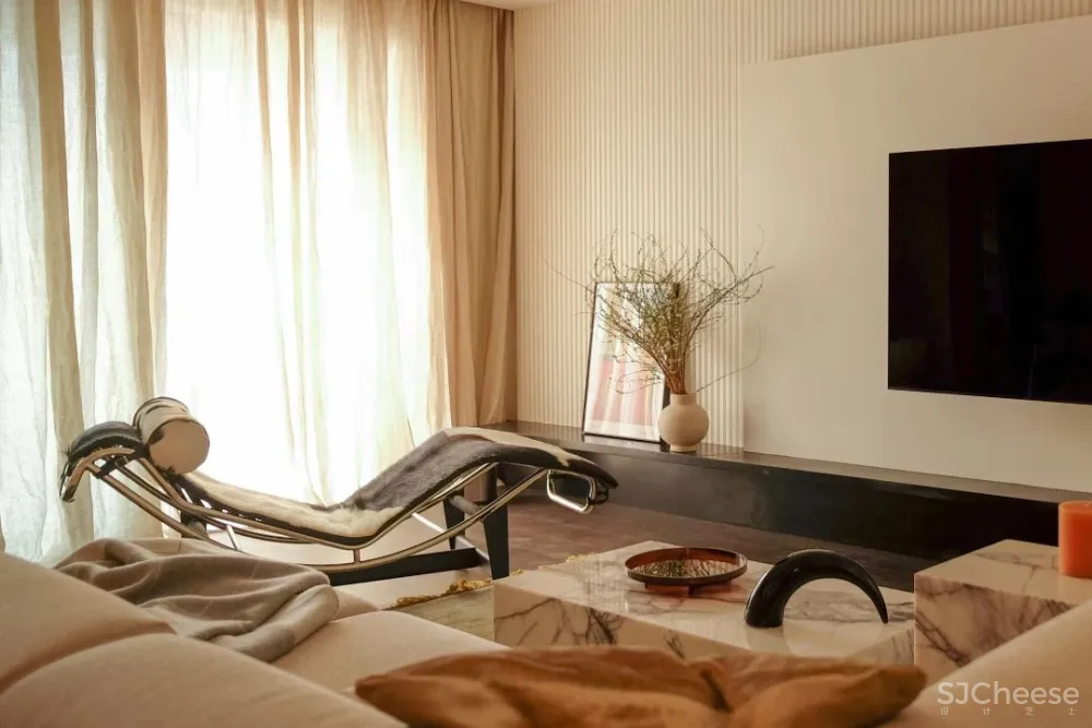 深圳小夫妻花半年时间等待家具漂洋过海，入住这个现代与古典之家