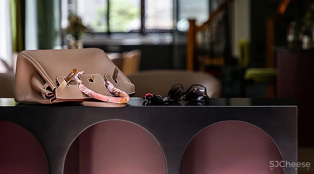 300m²红配绿的大胆设计,极尽“花俏”本事!网友直呼:美到不真实!