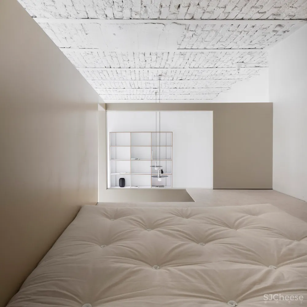 层高 4 米的极简公寓, 做个夹层空间大一倍