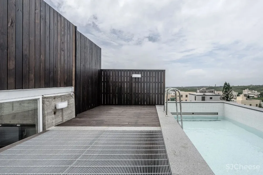 乡下大妈请日本人造房,修了6年,一扇窗都没有