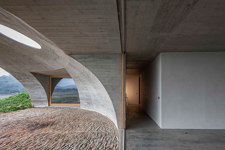 首发｜Aires Mateus 在葡萄牙乡村的泥土里藏了一所混凝土的房子