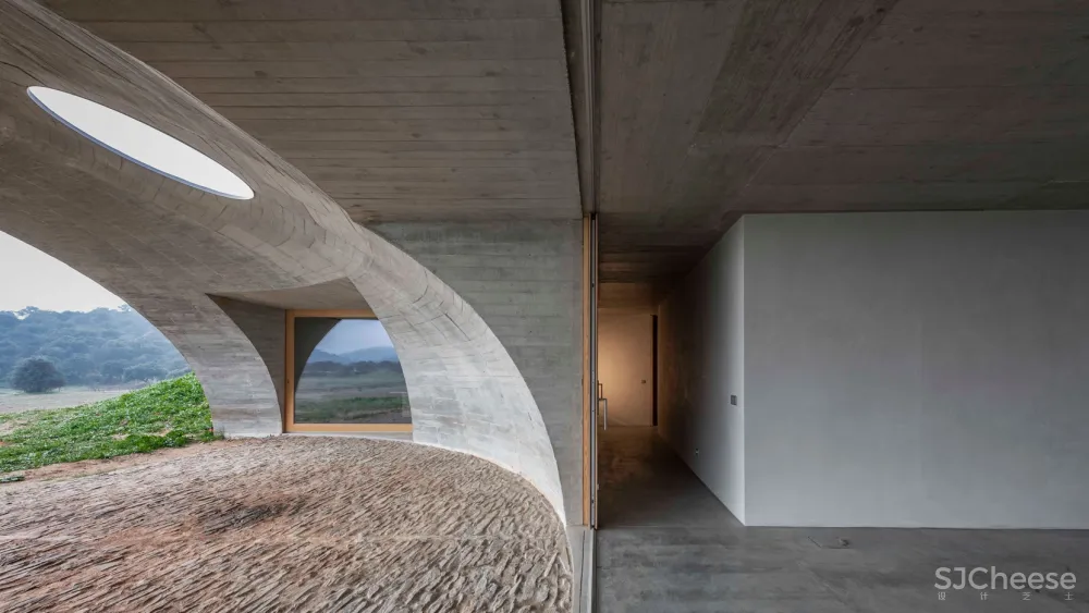 首发｜Aires Mateus 在葡萄牙乡村的泥土里藏了一所混凝土的房子