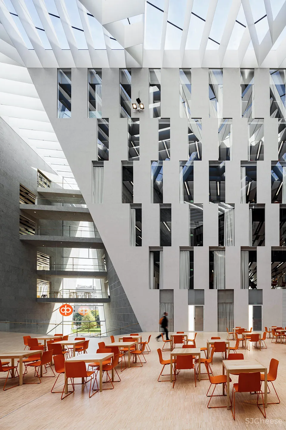 看看芬兰这栋总部大楼,没想到中庭还能这样设计!