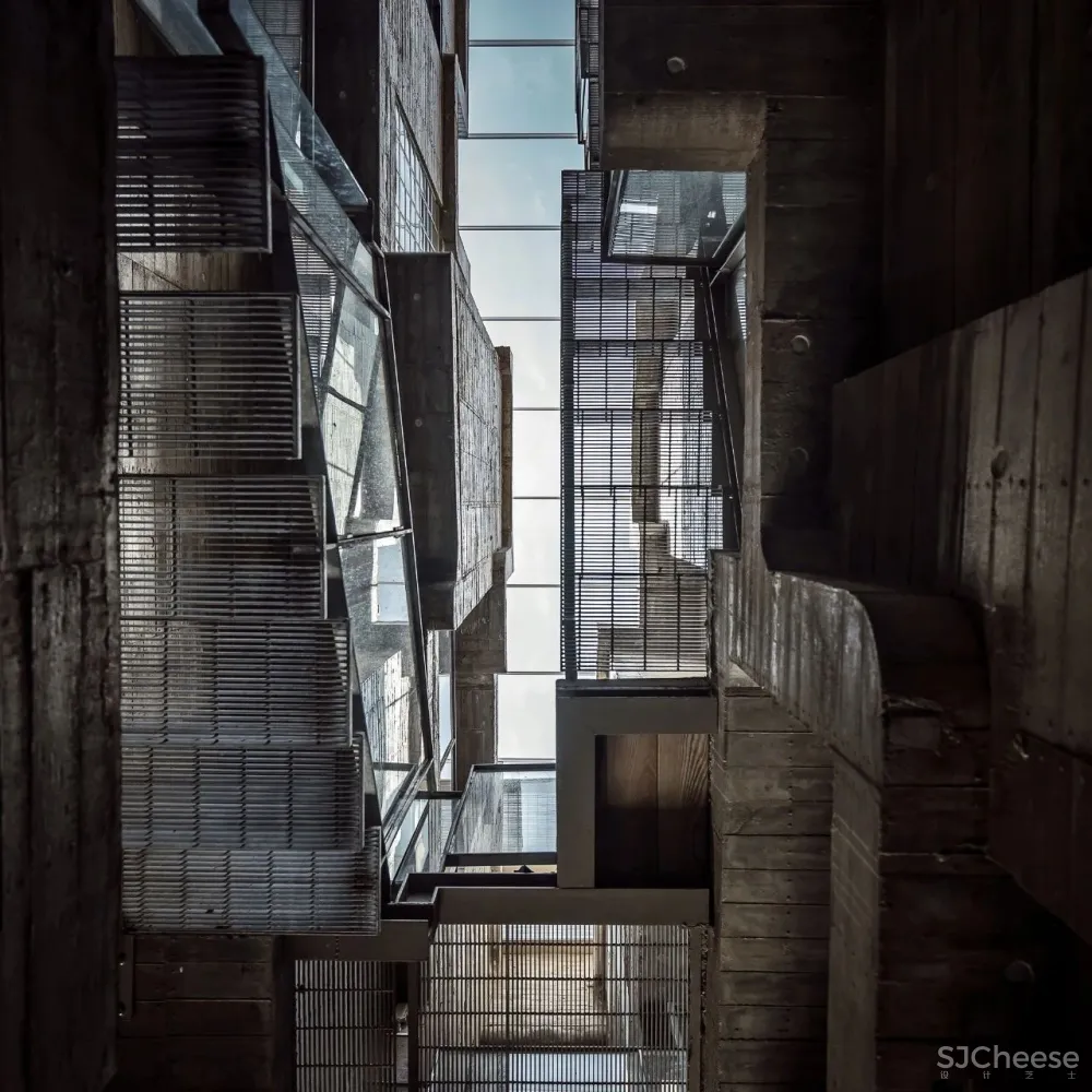 乡下大妈请日本人造房,修了6年,一扇窗都没有