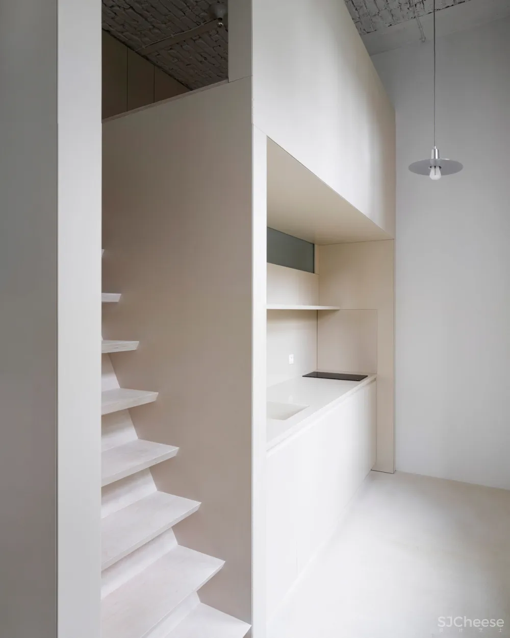 层高 4 米的极简公寓, 做个夹层空间大一倍