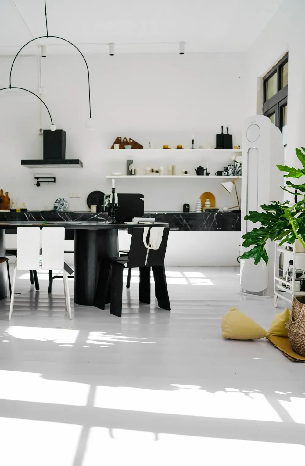 最牛租房族!安徽美女7500块在上海住300㎡,装成精致毛坯房