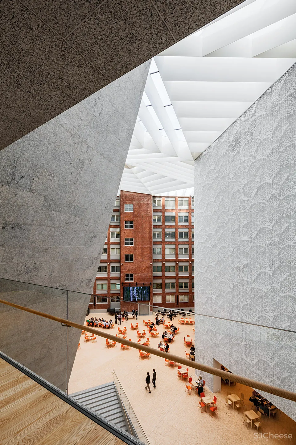 看看芬兰这栋总部大楼,没想到中庭还能这样设计!