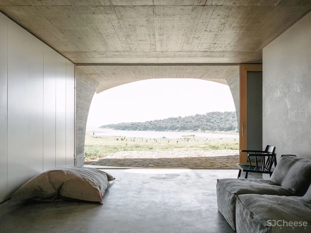 首发｜Aires Mateus 在葡萄牙乡村的泥土里藏了一所混凝土的房子