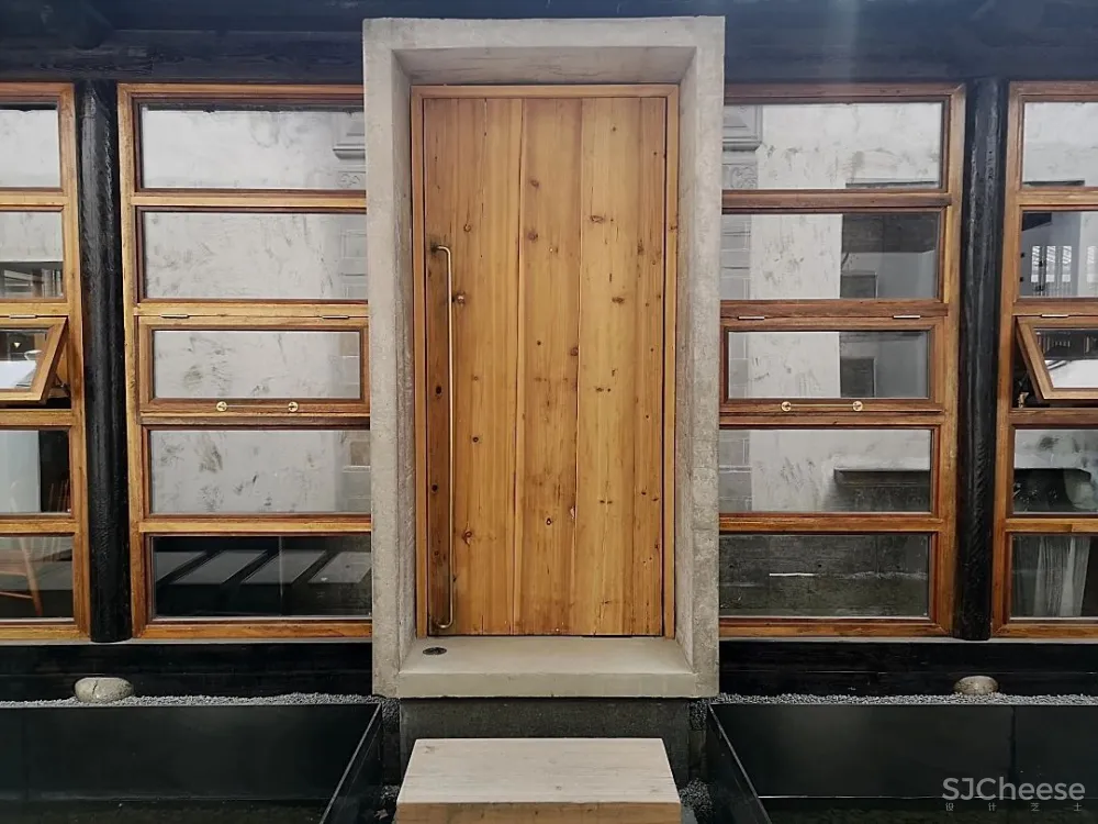 他在运河畔改造了16个房间的工业风老宅,还打造一间人气超旺的咖啡馆