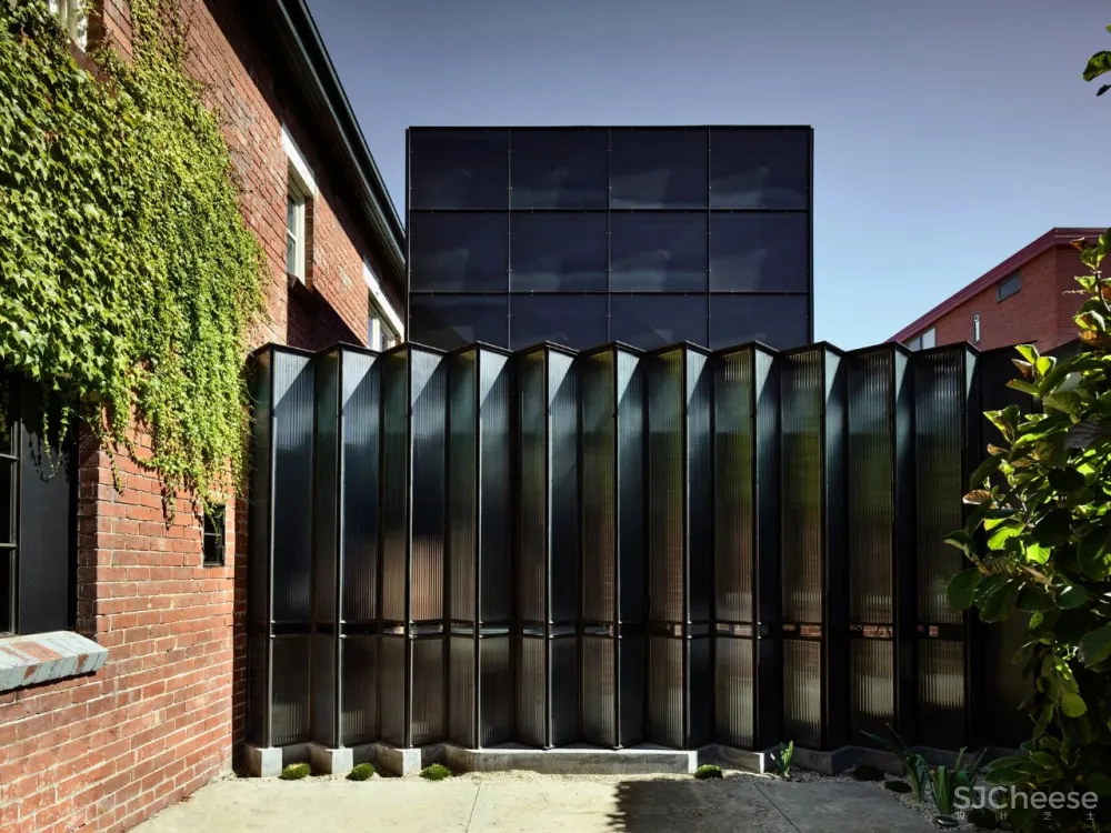 澳大利亚国家室内设计大奖追求极度静谧，探索光影魅力，这个暗黑系住宅真的真的很酷炫