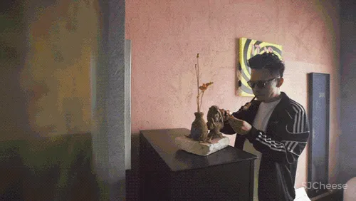 北京宅男一个人住5层别墅,却只睡1米的床