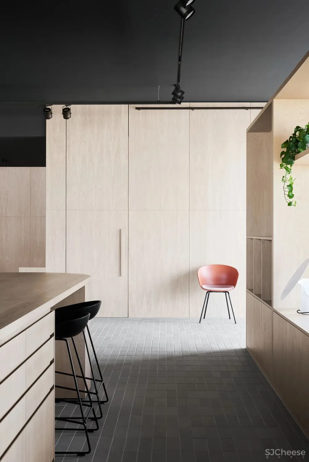 设计师梁志天的家曝光，大师也青睐“地板上墙”