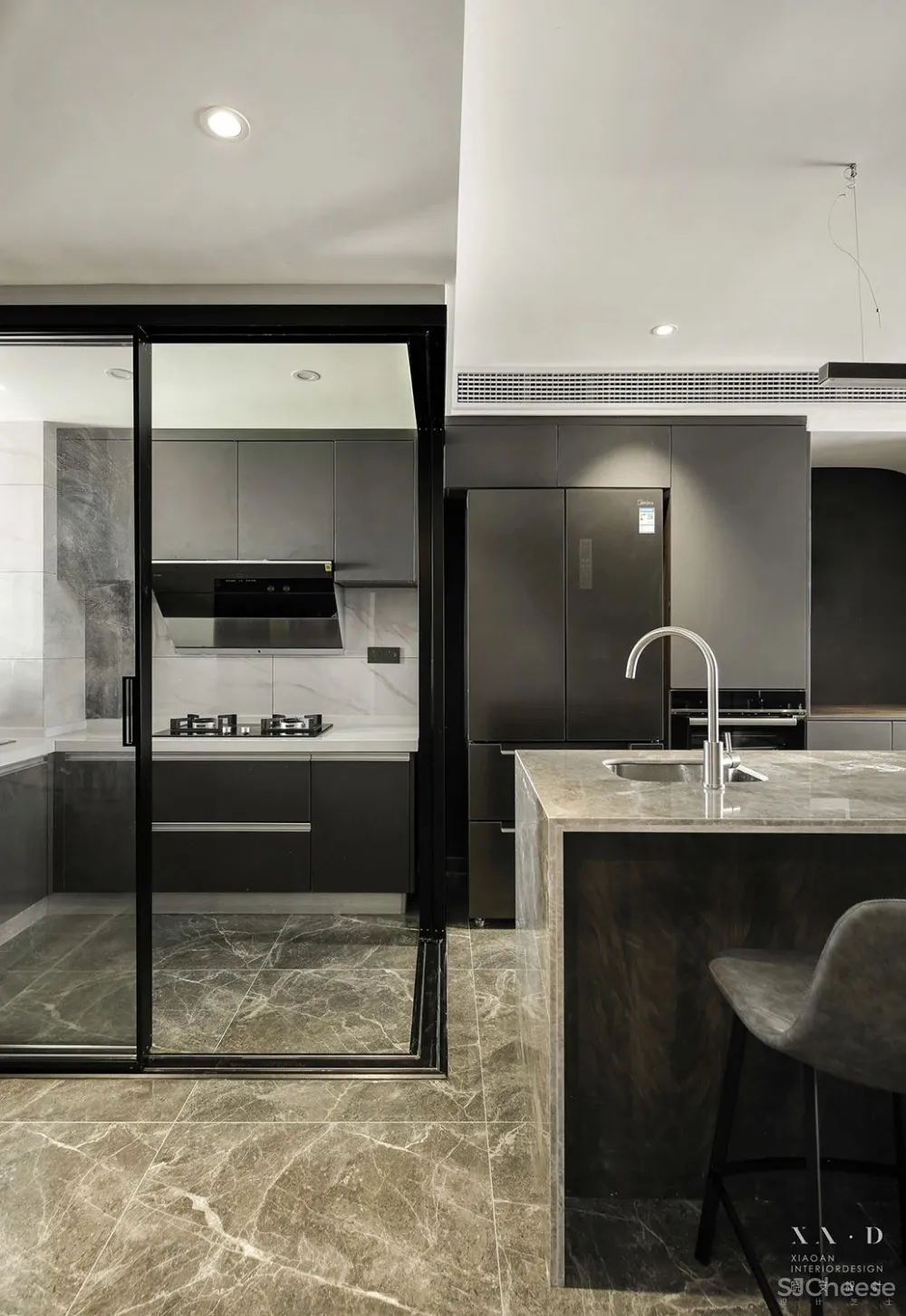 黑白简约,硬朗与温馨的平衡 晓安设计