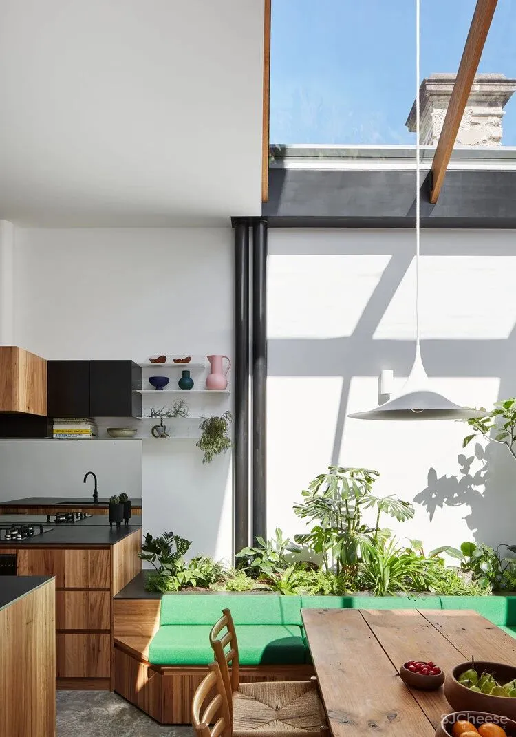 老旧建筑改造的空间里，有花园有阳光，因为他们终于对这里下手了