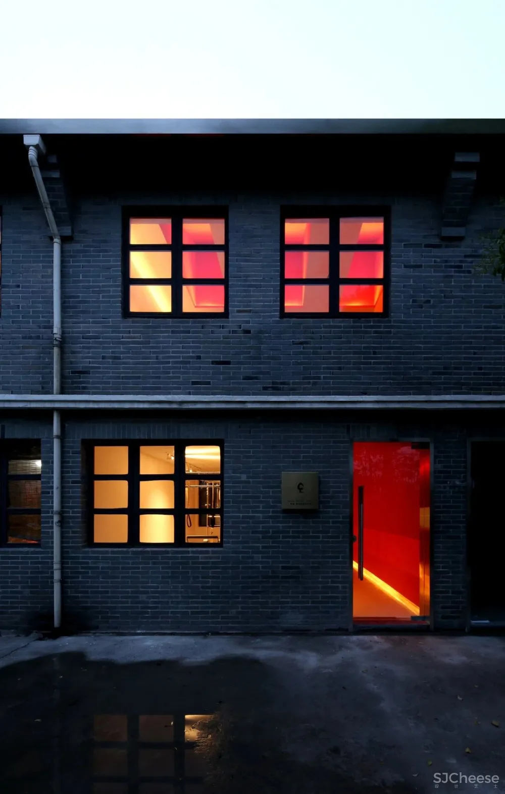 建筑师在老房子里插入四个构件,将其变成136㎡的瑜伽馆