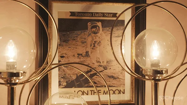 北京宅男一个人住5层别墅,却只睡1米的床