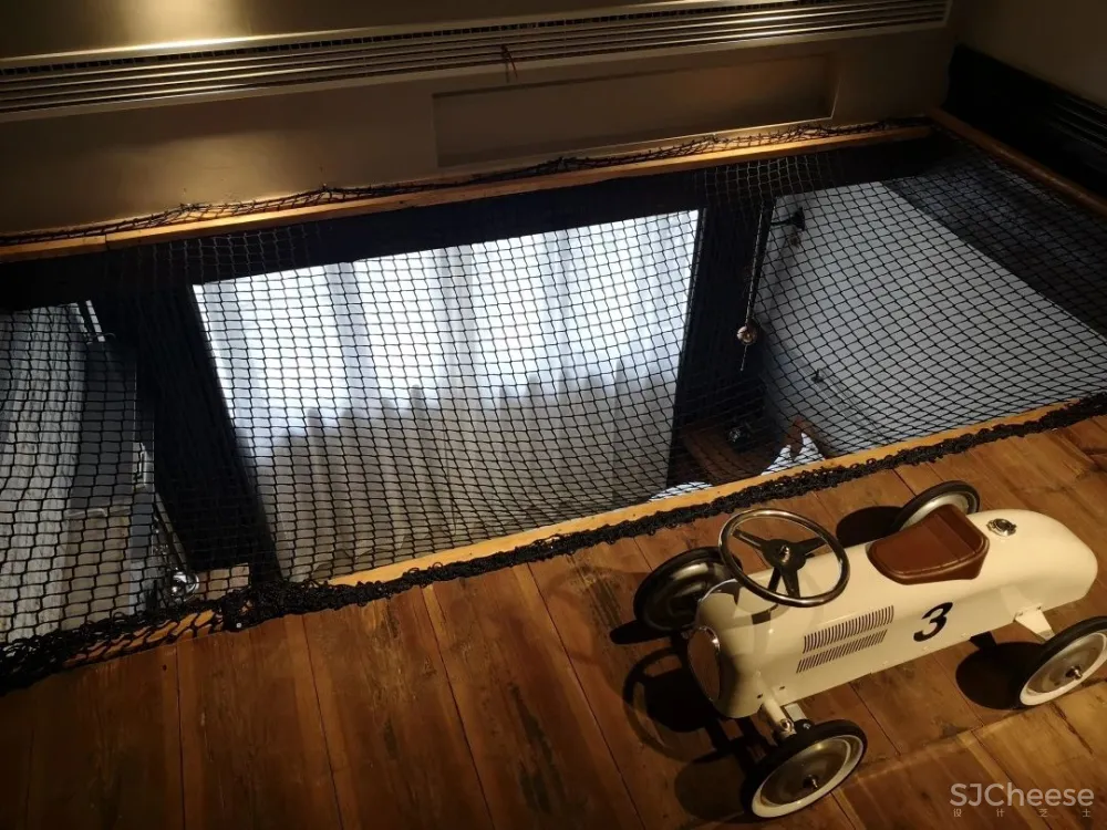 他在运河畔改造了16个房间的工业风老宅,还打造一间人气超旺的咖啡馆