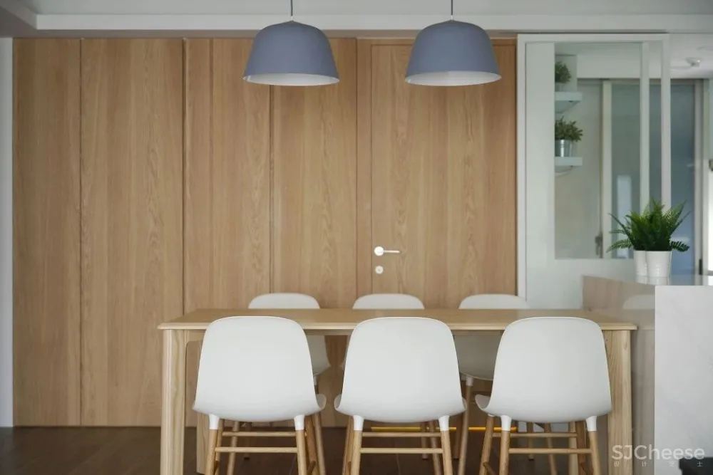 设计师梁志天的家曝光，大师也青睐“地板上墙”