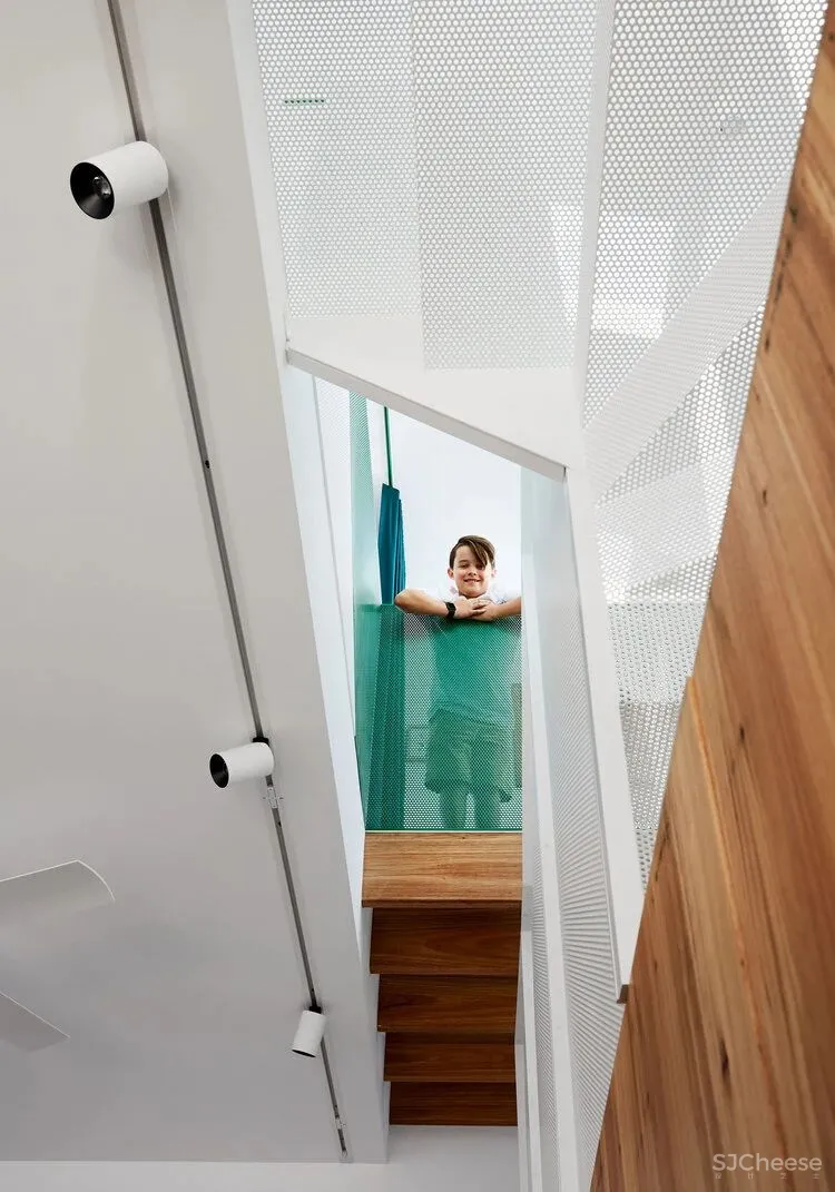 老旧建筑改造的空间里，有花园有阳光，因为他们终于对这里下手了