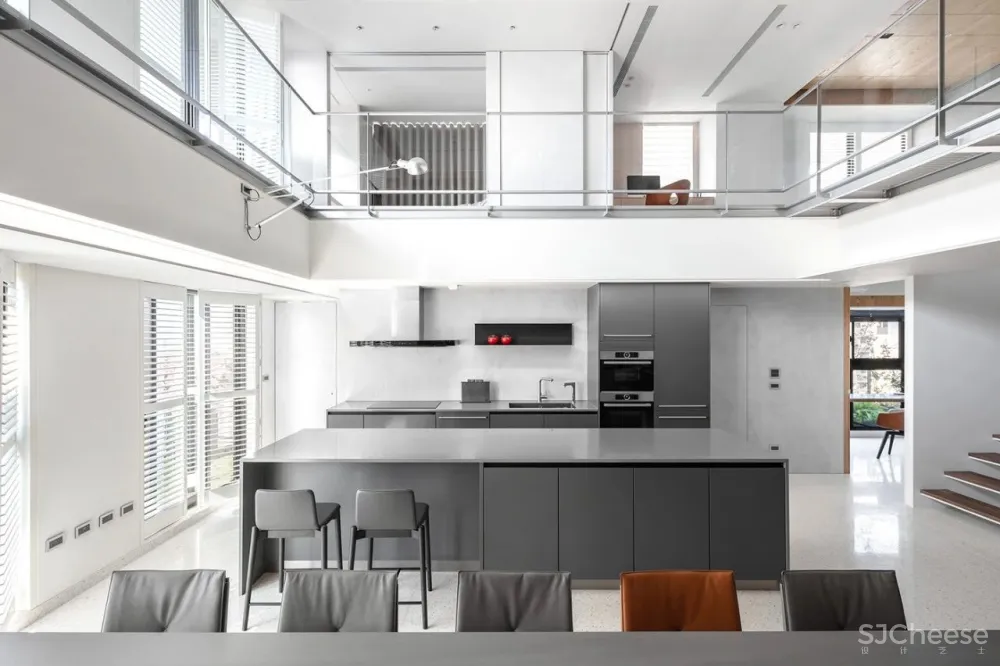 233㎡ 挑空设计,百叶窗这样用更高级