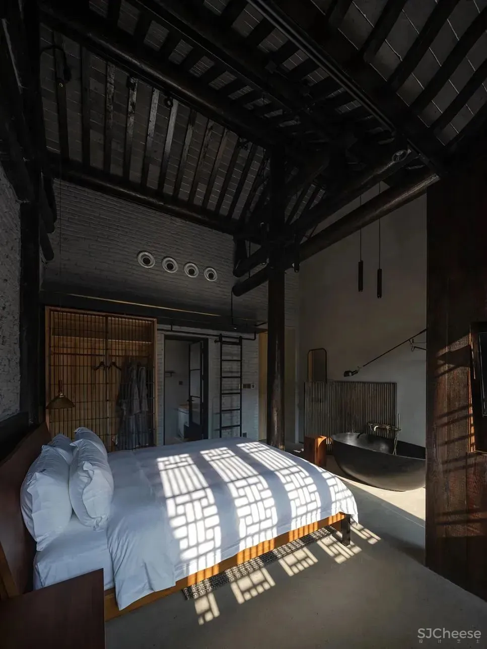 他在运河畔改造了16个房间的工业风老宅,还打造一间人气超旺的咖啡馆