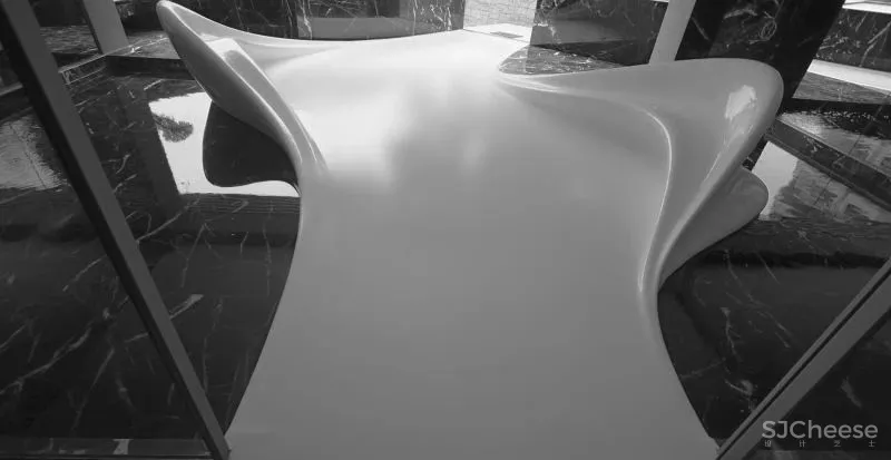 这栋房子用曲线大理石做外墙,张扬的个性之美!