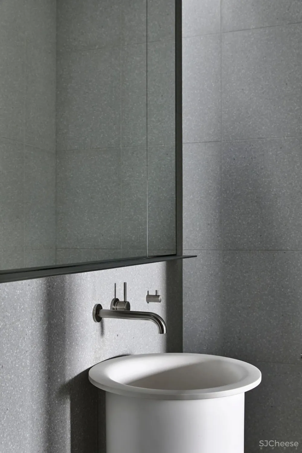 仓库改造成住宅, 弯曲的黄铜墙面惊艳了整个家