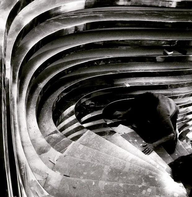 这栋房子用曲线大理石做外墙,张扬的个性之美!