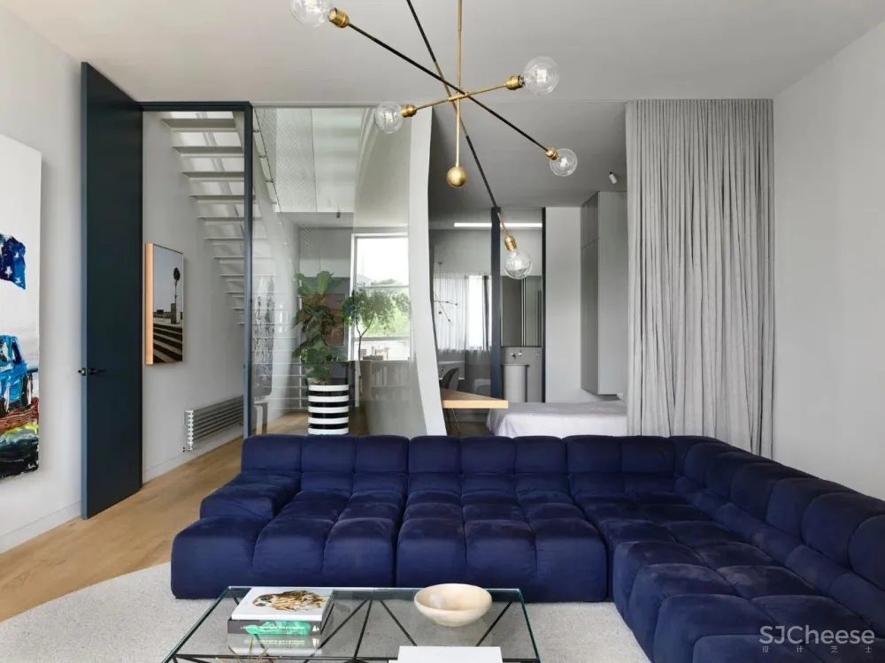 仓库改造成住宅, 弯曲的黄铜墙面惊艳了整个家