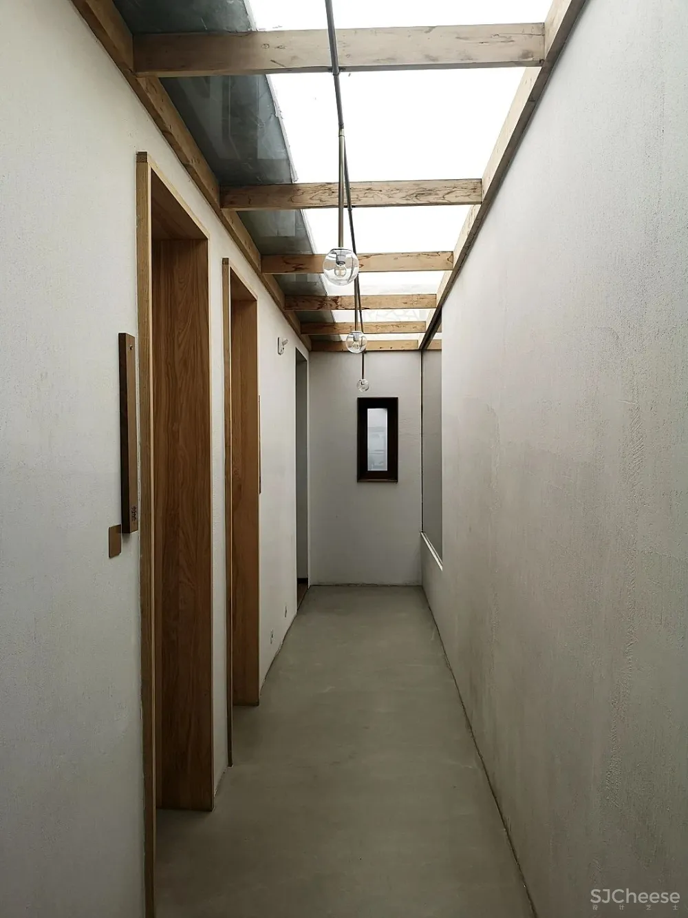 他在运河畔改造了16个房间的工业风老宅,还打造一间人气超旺的咖啡馆