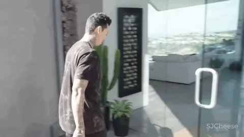 94年小伙买下近500m²豪宅,5间卧室,面朝大海,每一寸都是自己挣来的